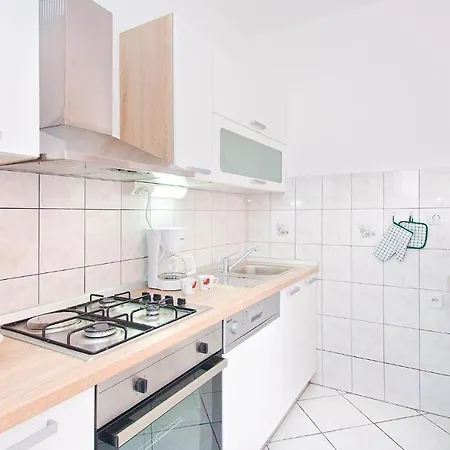 Appartement Gorgeous In Pula With Kitchen Muntić