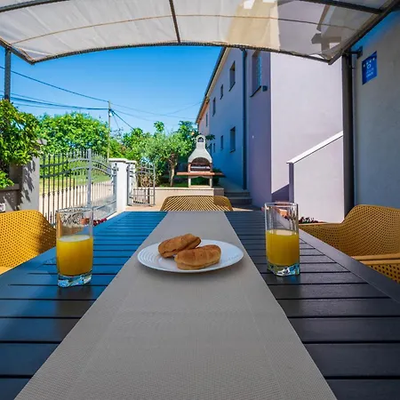 Gorgeous Apartment In Pula With Kitchen *