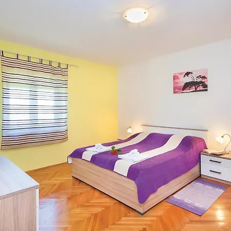 Gorgeous Apartment In Pula With Kitchen