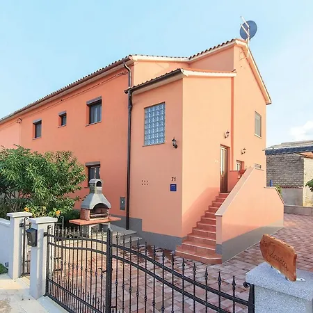 Apartment Gorgeous Apartment In Pula With Kitchen *