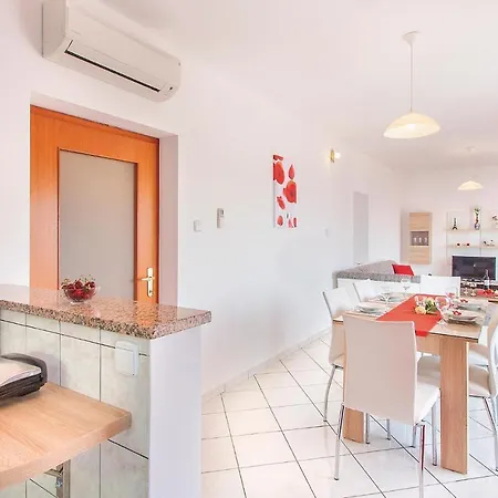 Gorgeous Apartment In Pula With Kitchen Apartment *
