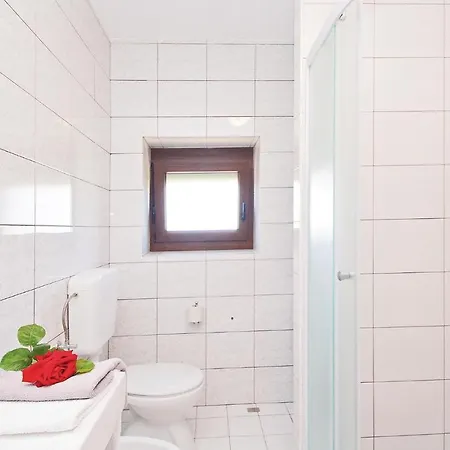 Gorgeous Apartment In Pula With Kitchen Apartment *