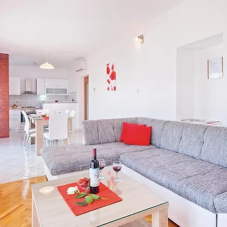 Gorgeous Apartment In Pula With Kitchen Apartment