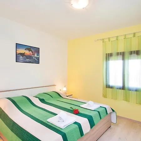 Gorgeous Apartment In Pula With Kitchen Muntic
