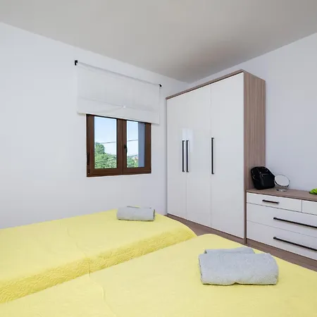 Gorgeous Apartment In Pula With Kitchen Apartment *