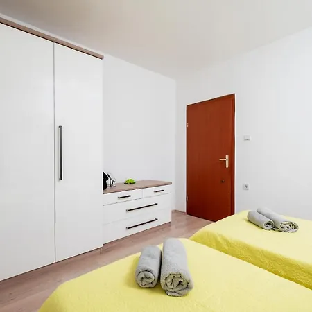 Gorgeous Apartment In Pula With Kitchen *