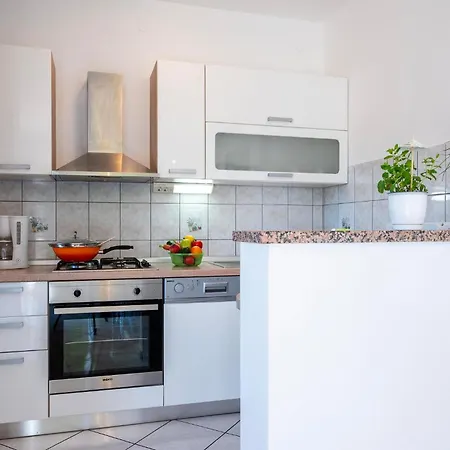 Gorgeous Apartment In Pula With Kitchen Muntic