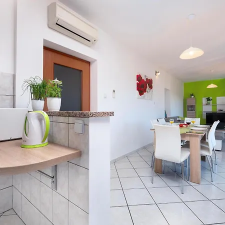 Gorgeous Apartment In Pula With Kitchen Apartment *
