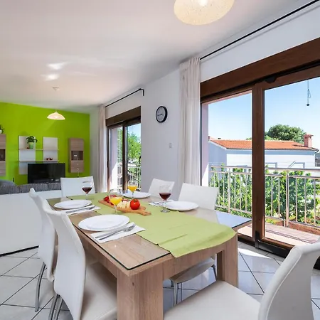 Gorgeous Apartment In Pula With Kitchen