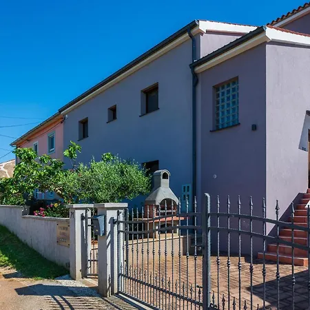 Gorgeous Apartment In Pula With Kitchen Apartment *