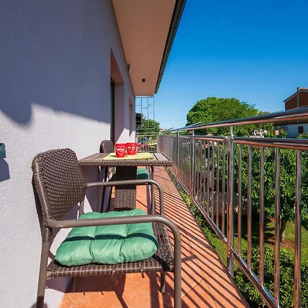 Gorgeous Apartment In Pula With Kitchen *
