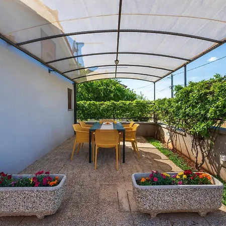 Gorgeous Apartment In Pula With Kitchen