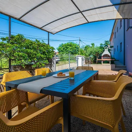 Gorgeous Apartment In Pula With Kitchen Apartment *