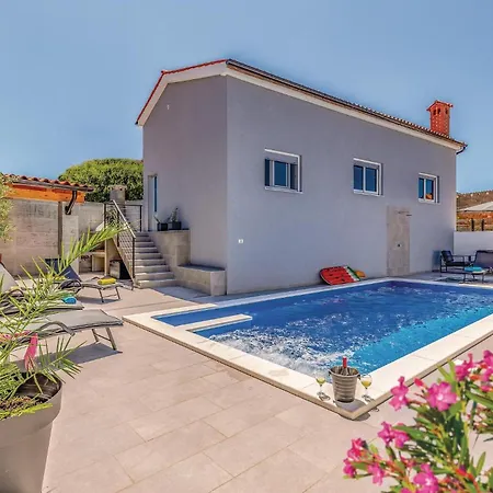 Gorgeous Apartment In Pula With Kitchen *