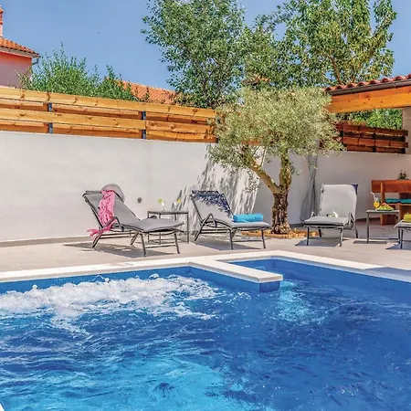 Gorgeous Apartment In Pula With Kitchen Apartment *